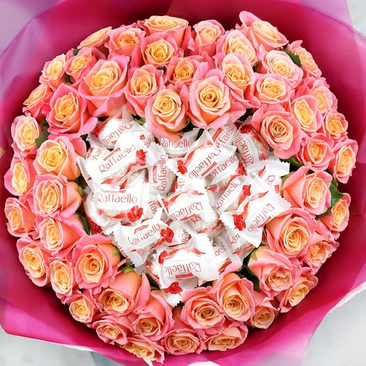 Букет из 51 коралловых роз с конфетами Раффаэлло