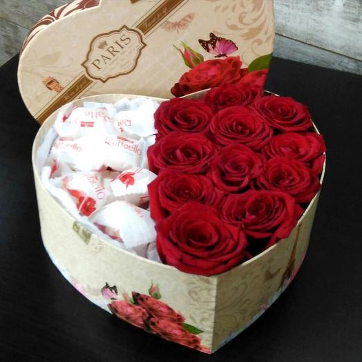 Розы с рафаэлло в коробке