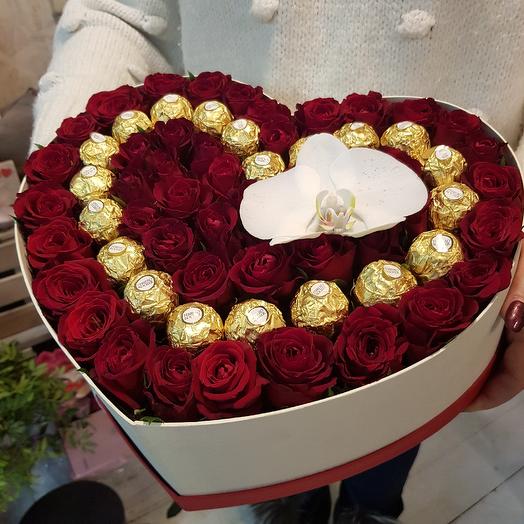 Сердце роз с любимыми конфетами