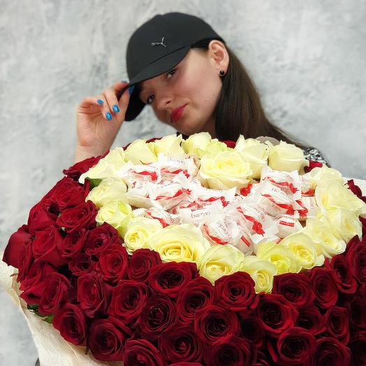 Букет из 101 розы сердце с конфетами Рафаэлло