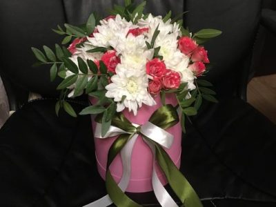 Микс из роз и хризантем в розовой шляпной коробке
