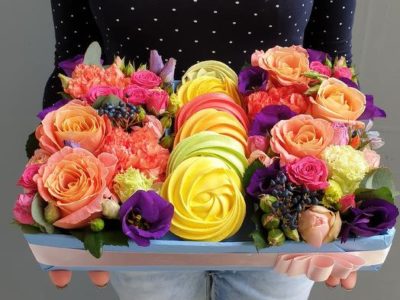 Сладкая вкусная коробочка с цветами и безе