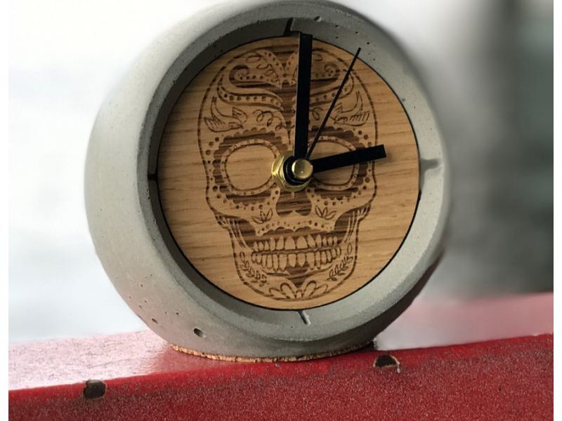 Дизайнерские настольные часы из бетона 13 o'clock с гравировкой