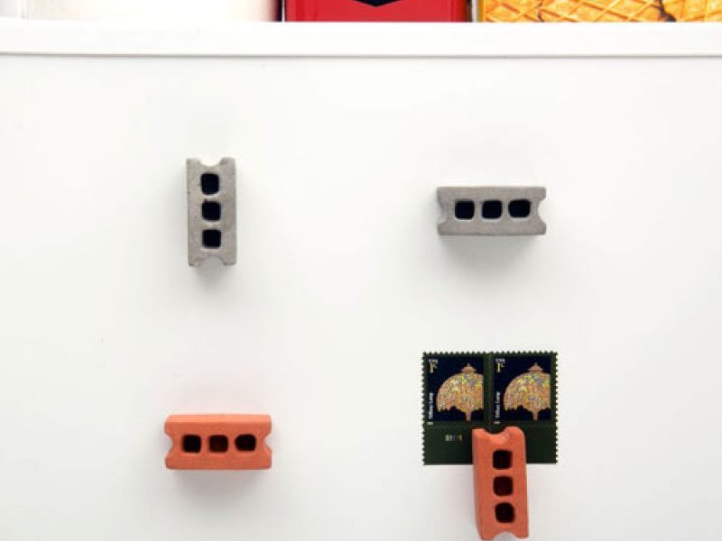 Набор магнитов на холодильник в виде кирпичей и бетонных блоков Kikkerland